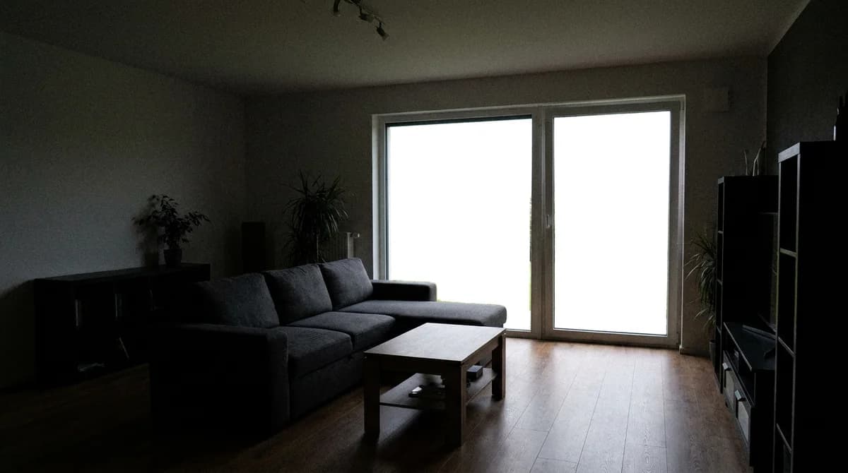 Ein Wohnzimmerfoto mit überbelichteten Fenstern und dunklen Schatten aus einer einzigen Belichtung