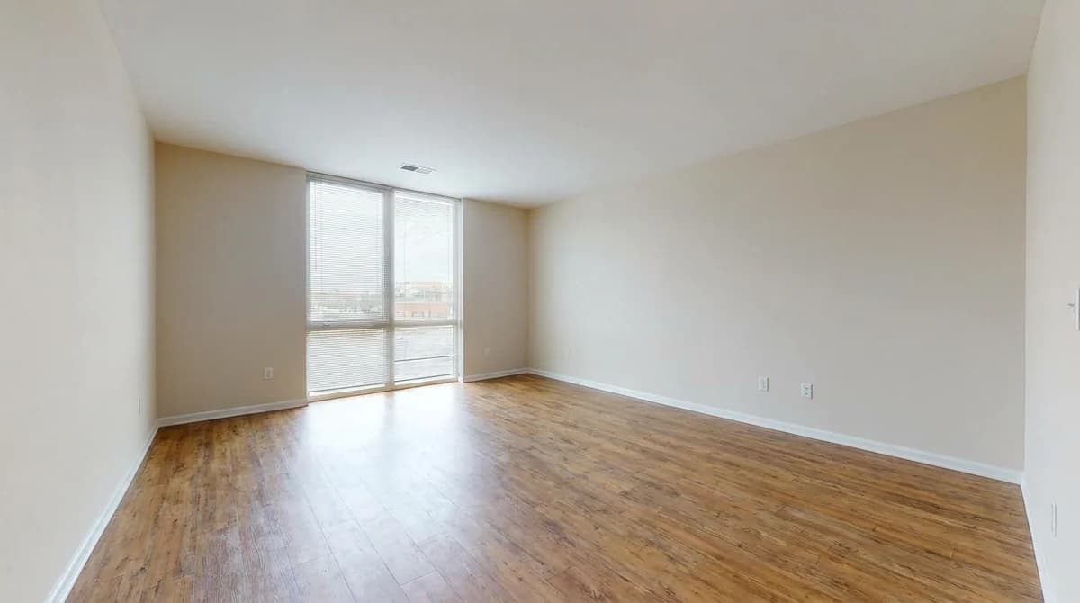 Lege, kale woonkamer van een appartement vóór het stylen