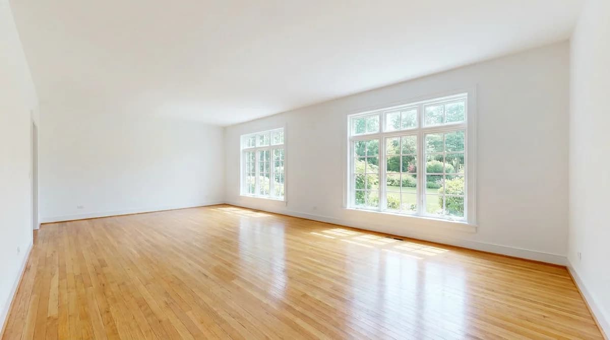 Soggiorno vuoto e non arredato prima dell'home staging virtuale