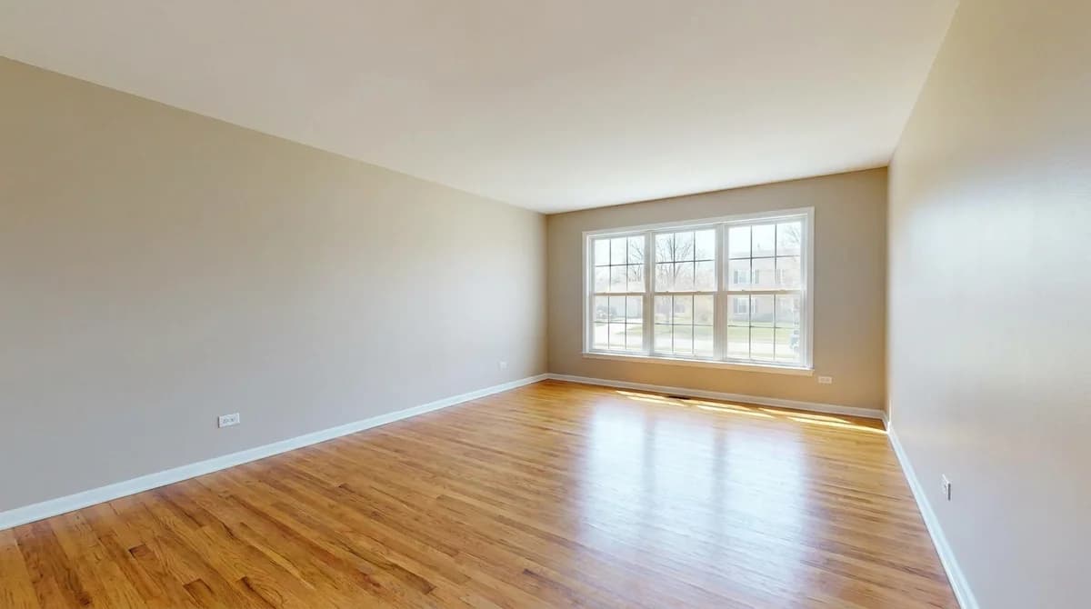 Soggiorno vuoto e non arredato prima dell'home staging virtuale