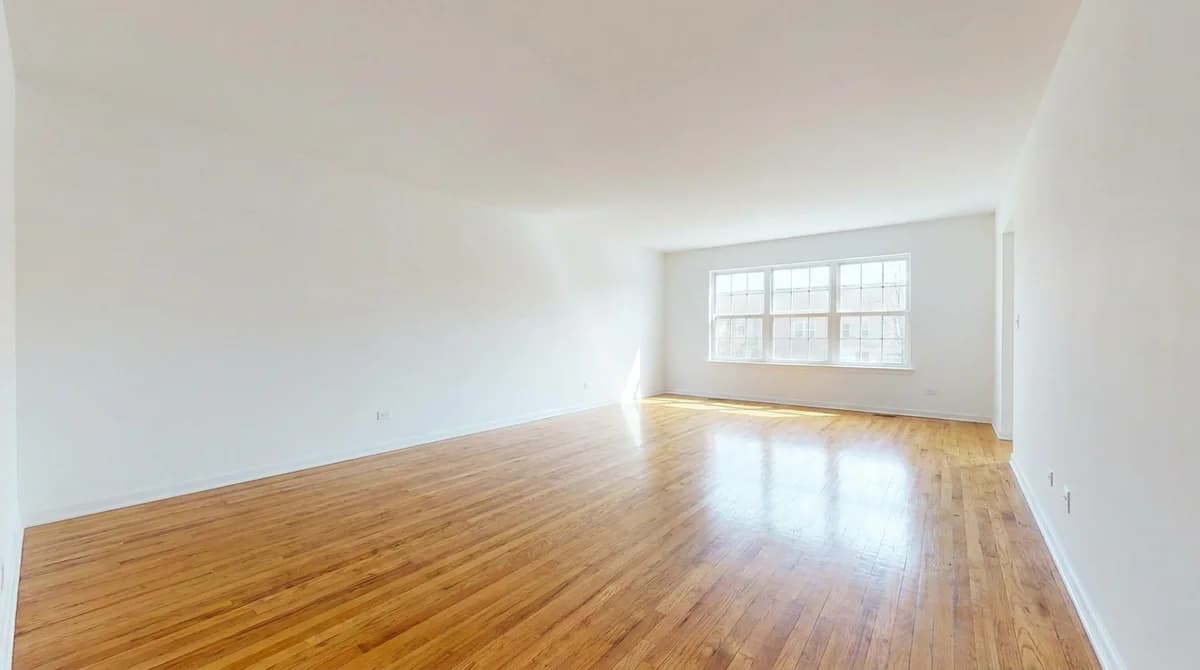 Salon vide et non meublé avant le home staging virtuel