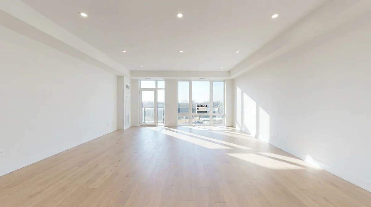 Leeres, unmöbliertes Wohnzimmer vor dem Staging