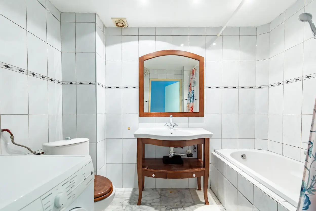 Dated bathroom before